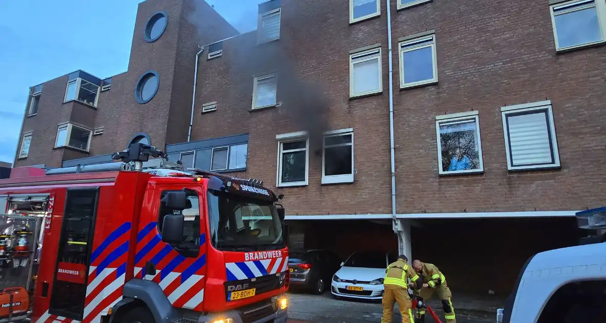 Veel rookontwikkeling bij keukenbrand, omliggende woningen ontruimd