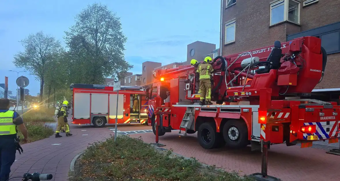 Veel rookontwikkeling bij keukenbrand, omliggende woningen ontruimd - Foto 1