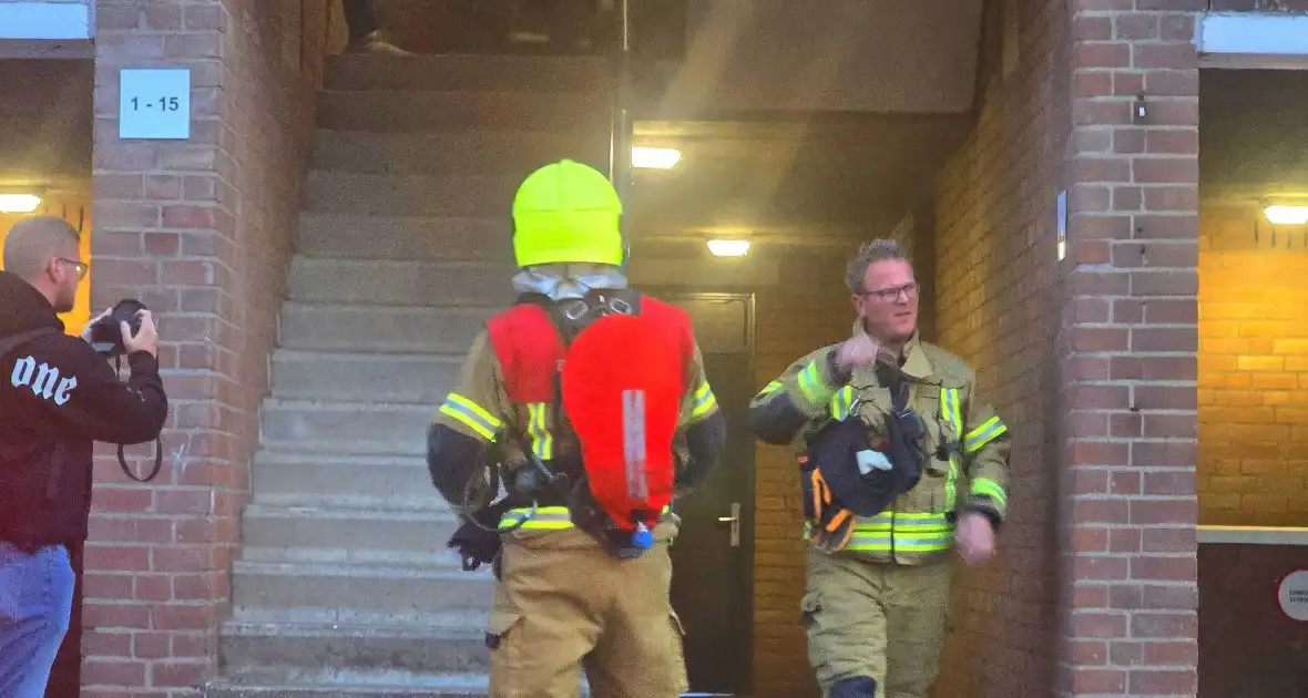 Veel rookontwikkeling bij keukenbrand, omliggende woningen ontruimd - Foto 2
