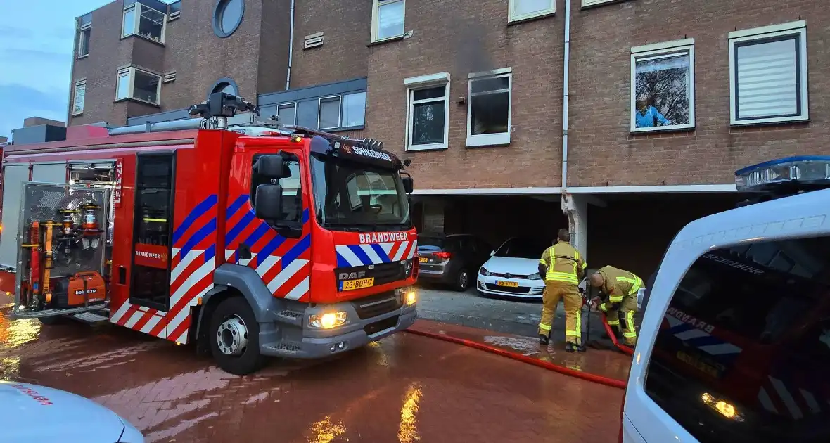 Veel rookontwikkeling bij keukenbrand, omliggende woningen ontruimd - Foto 4
