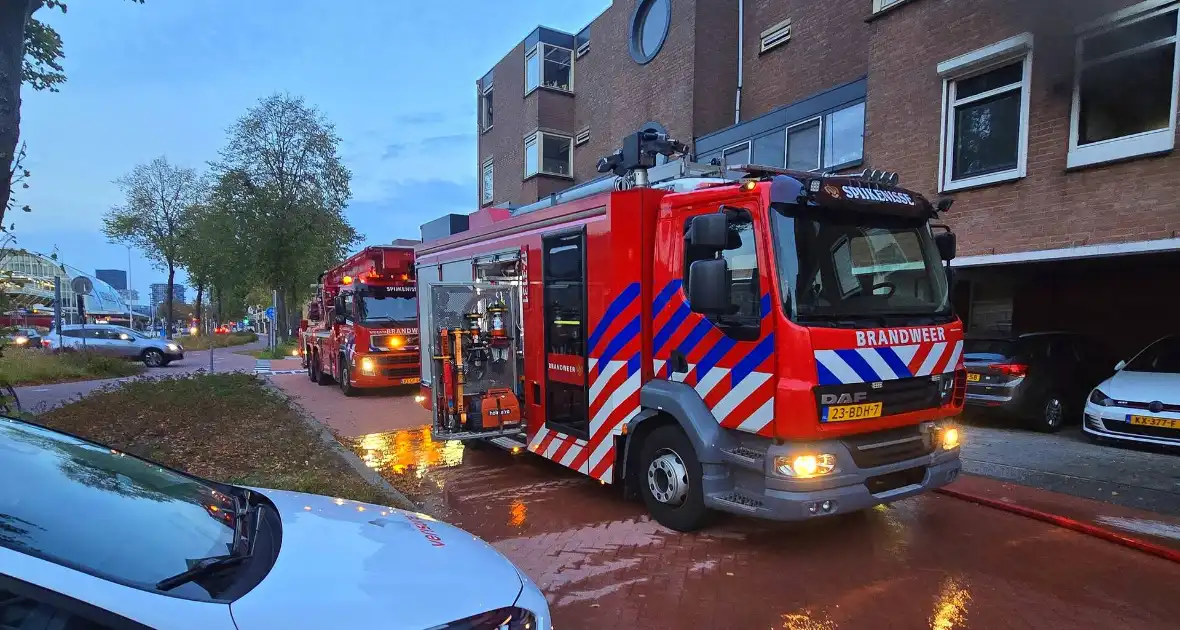 Veel rookontwikkeling bij keukenbrand, omliggende woningen ontruimd - Foto 5
