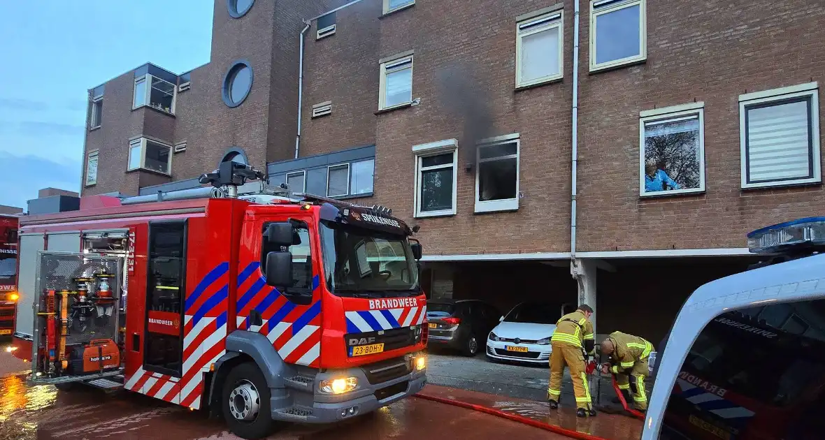 Veel rookontwikkeling bij keukenbrand, omliggende woningen ontruimd - Foto 6