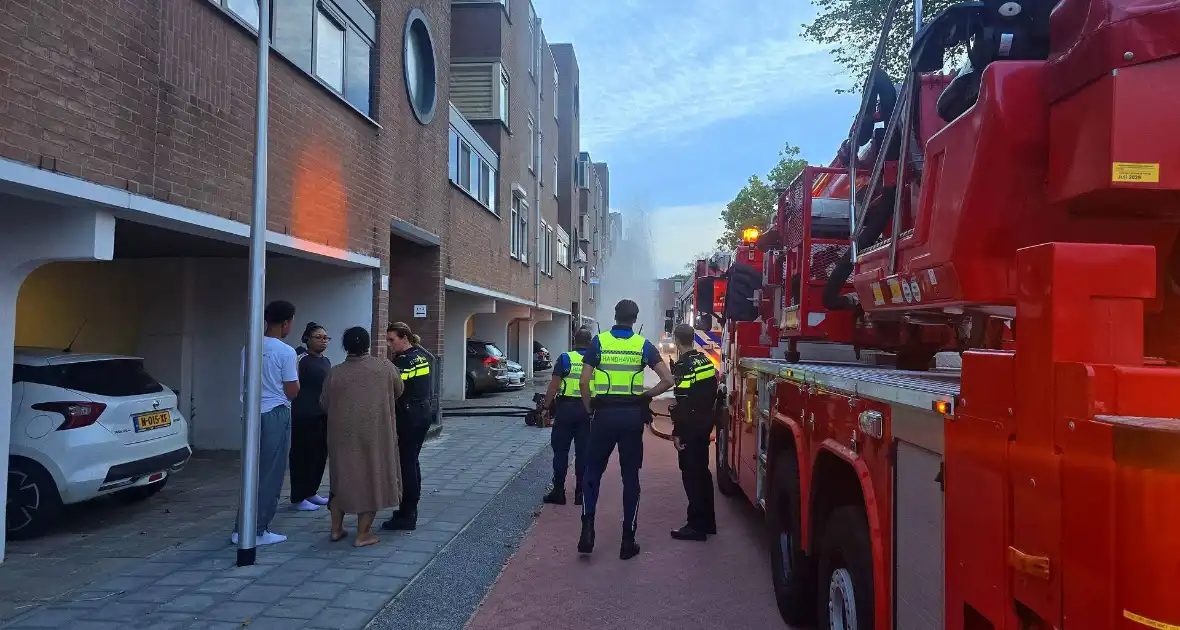 Veel rookontwikkeling bij keukenbrand, omliggende woningen ontruimd - Foto 8