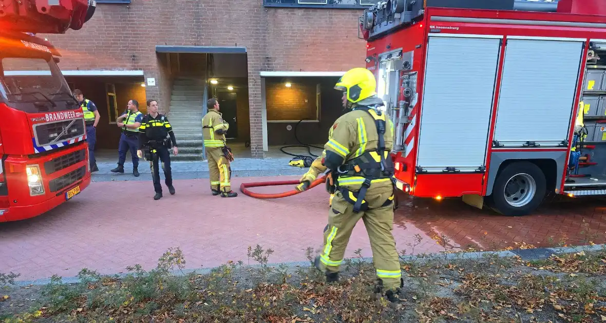 Veel rookontwikkeling bij keukenbrand, omliggende woningen ontruimd - Foto 9