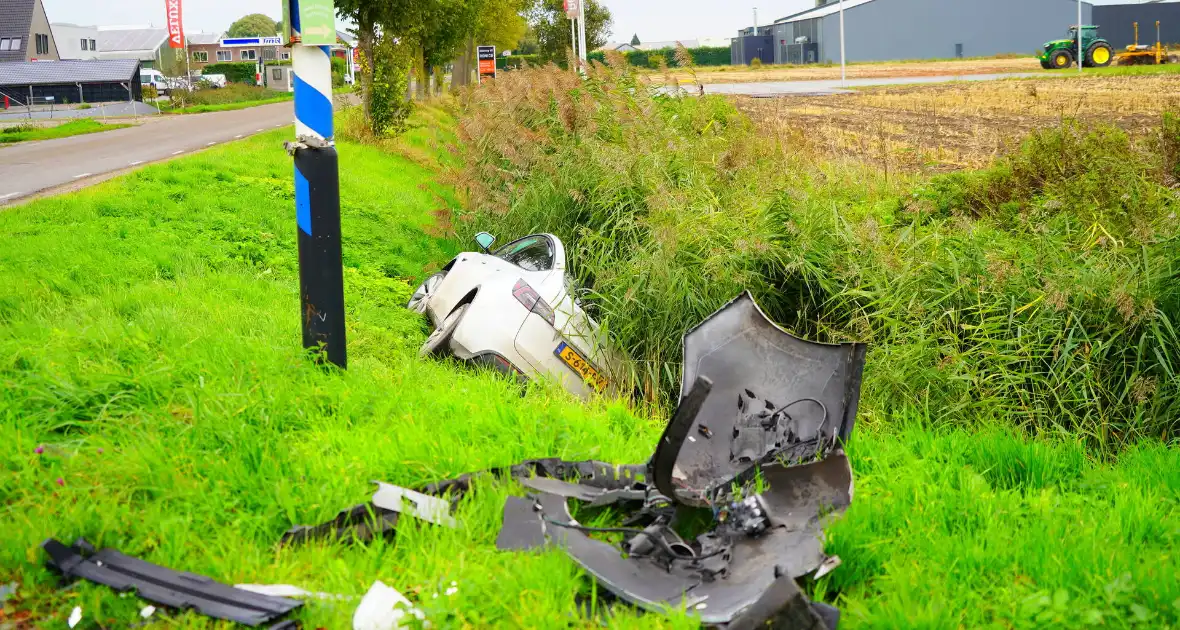 Auto in water na botsing - Foto 1
