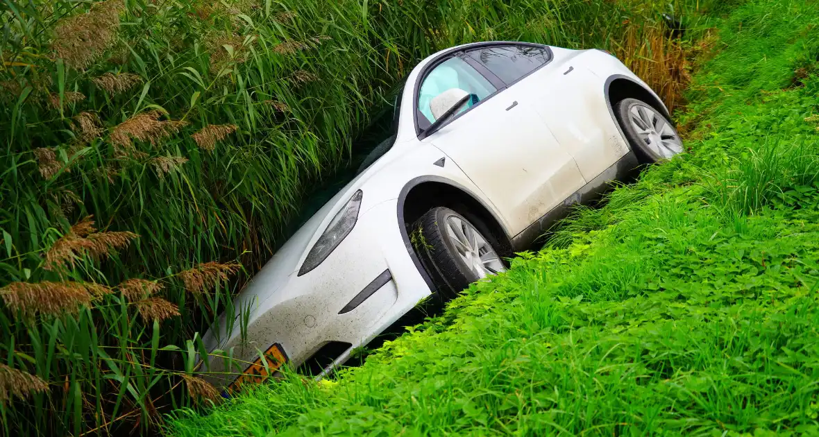 Auto in water na botsing - Foto 3