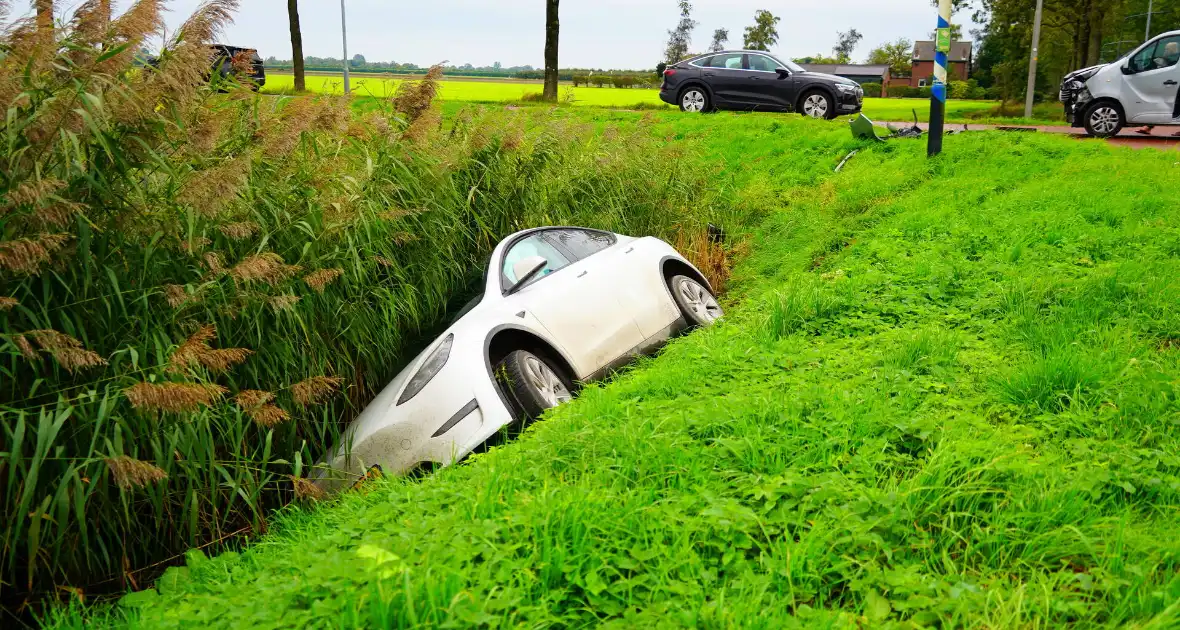 Auto in water na botsing - Foto 4