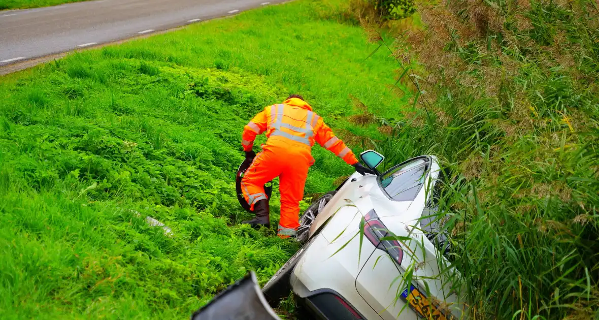 Auto in water na botsing - Foto 8