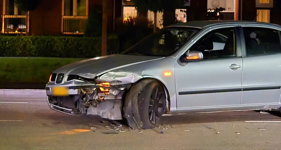 Voertuigen botsen op kruising, politie opzoek naar bestuurder