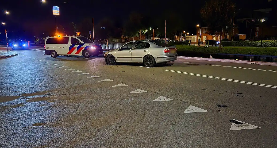 Voertuigen botsen op kruising, politie opzoek naar bestuurder - Foto 1