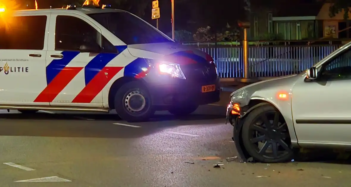 Voertuigen botsen op kruising, politie opzoek naar bestuurder - Foto 2