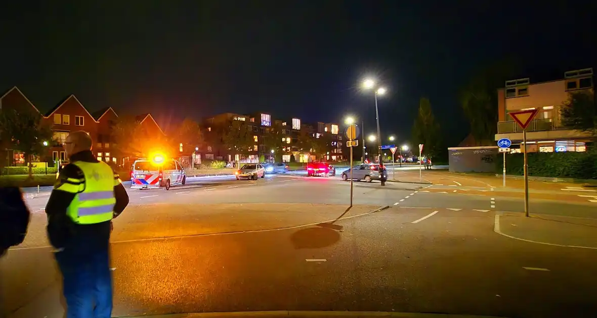 Voertuigen botsen op kruising, politie opzoek naar bestuurder - Foto 3