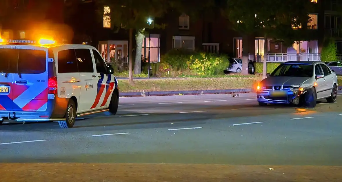 Voertuigen botsen op kruising, politie opzoek naar bestuurder - Foto 4