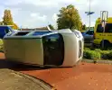 Auto belandt op zijkant op het fietspad