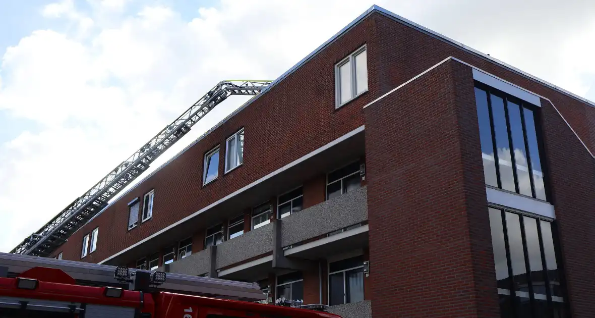 Dakrand waait los tijdens storm Amy