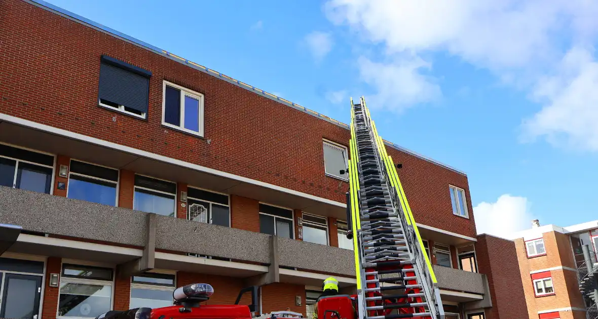 Dakrand waait los tijdens storm Amy - Foto 1