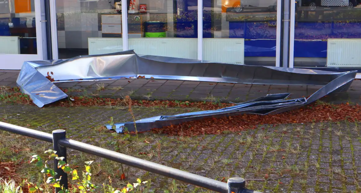 Dakrand waait los tijdens storm Amy - Foto 4