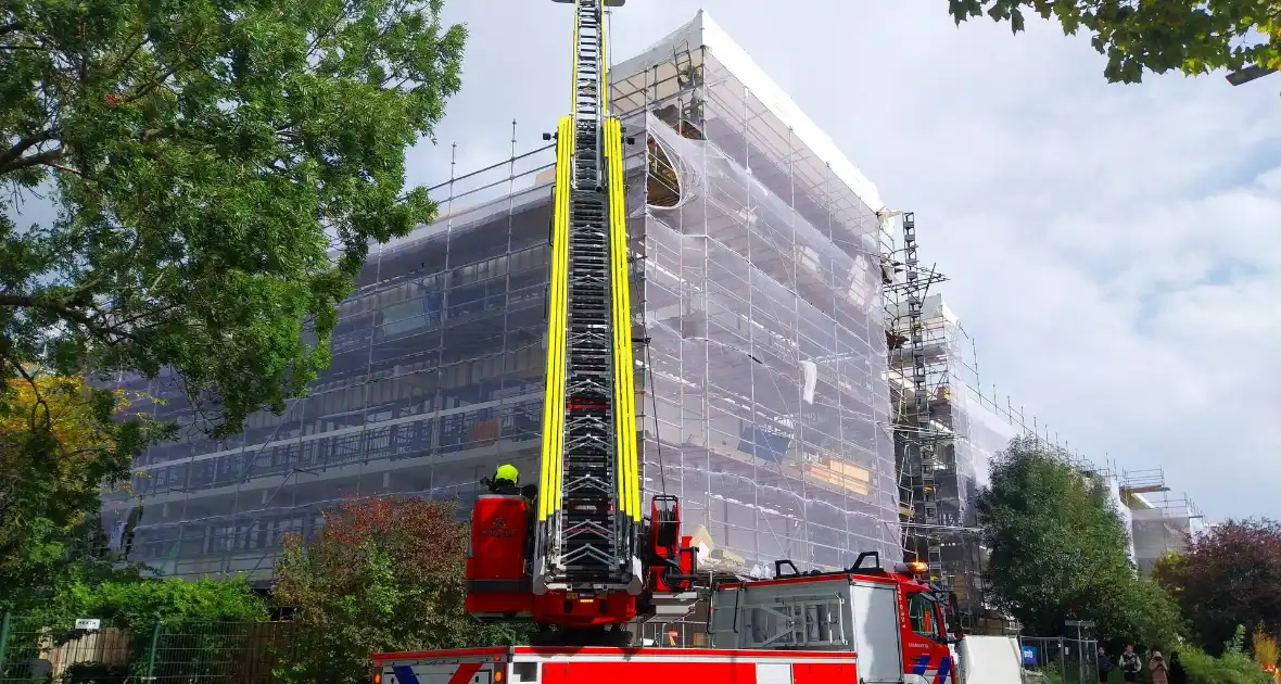 Loshangende plaat bij flat in renovatie