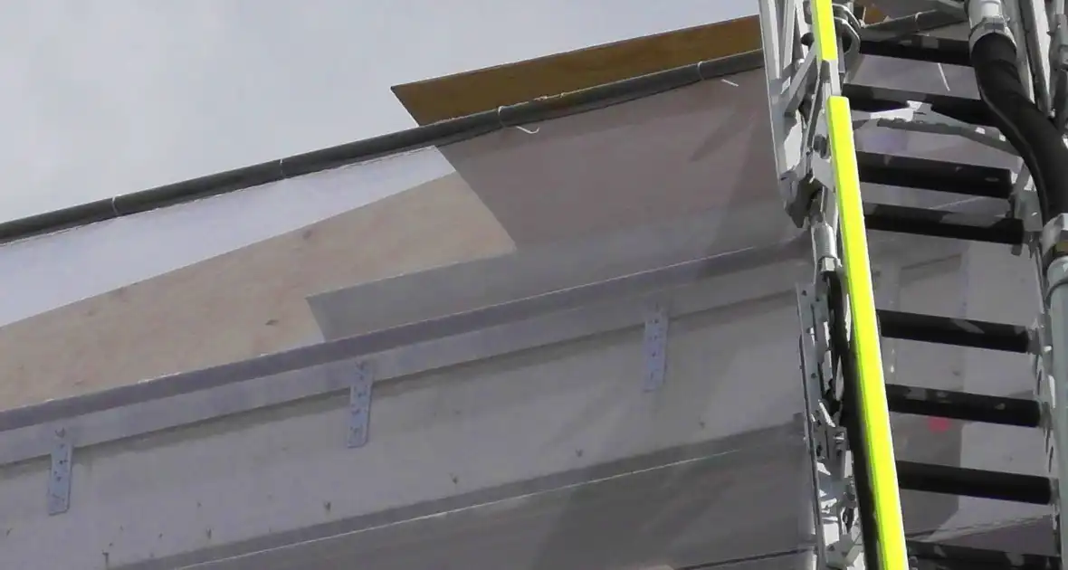 Loshangende plaat bij flat in renovatie - Foto 2