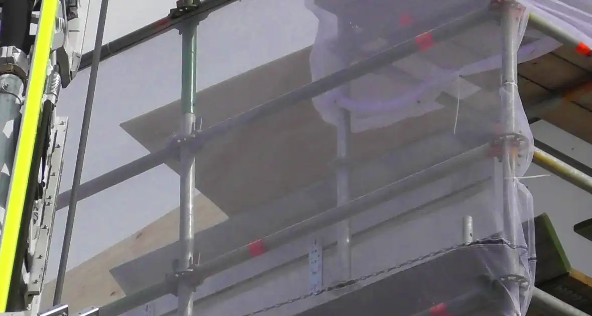 Loshangende plaat bij flat in renovatie - Foto 3