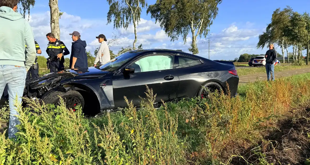 Auto vliegt uit de bocht en botst tegen boom