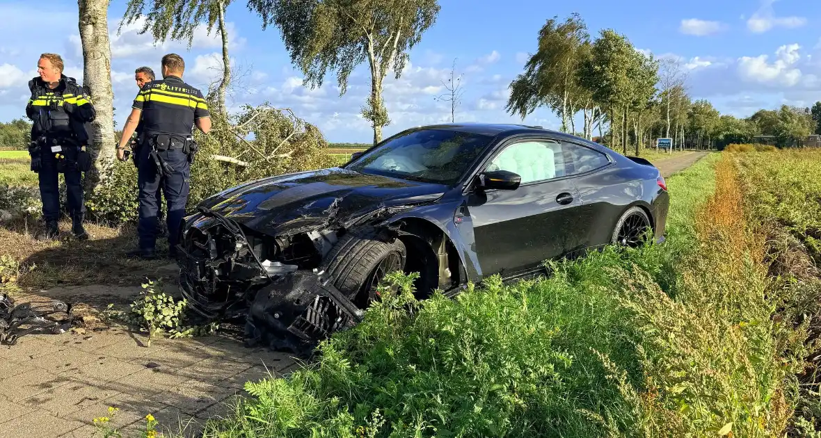 Auto vliegt uit de bocht en botst tegen boom - Foto 2