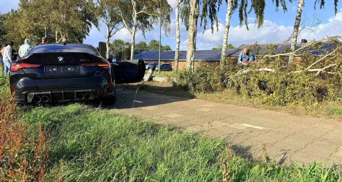 Auto vliegt uit de bocht en botst tegen boom - Foto 4