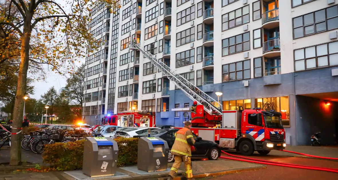 Dode bij grote brand in flat, brandweerlieden onwel - Foto 1
