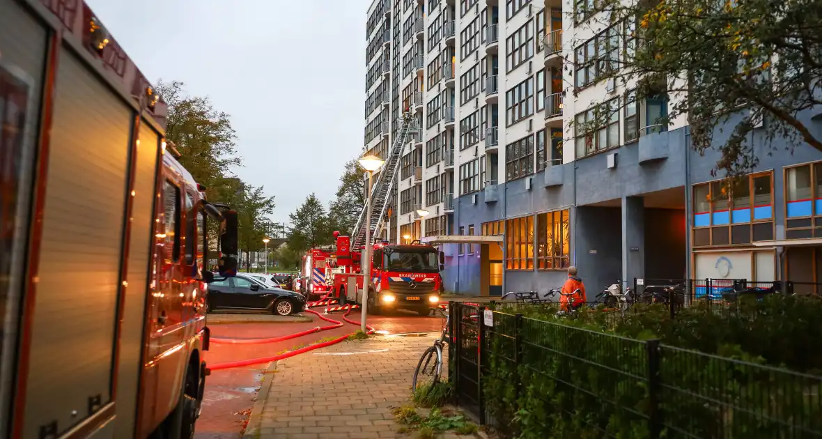 Dode bij grote brand in flat, brandweerlieden onwel - Foto 2
