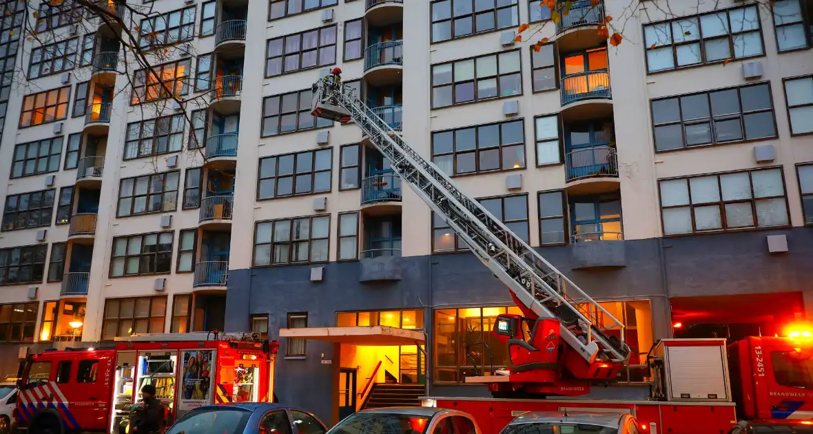 Dode bij grote brand in flat, brandweerlieden onwel - Foto 4