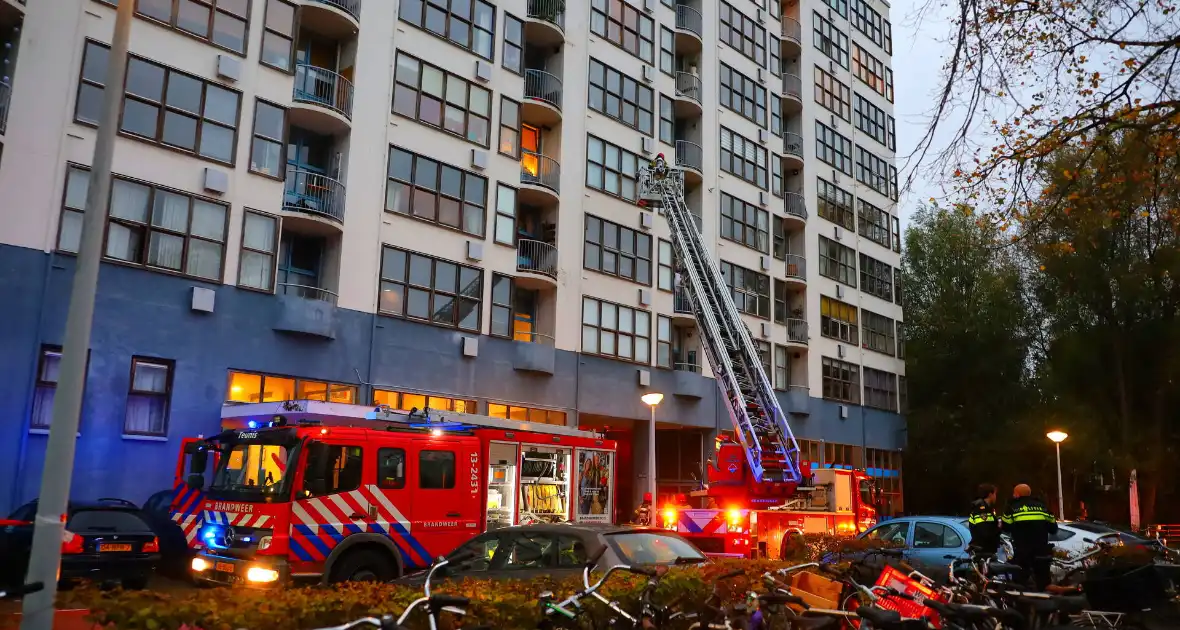 Dode bij grote brand in flat, brandweerlieden onwel - Foto 5