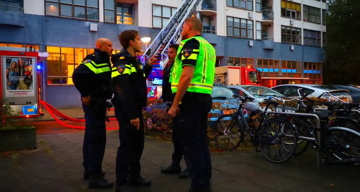 Dode bij grote brand in flat, brandweerlieden onwel - Foto 6