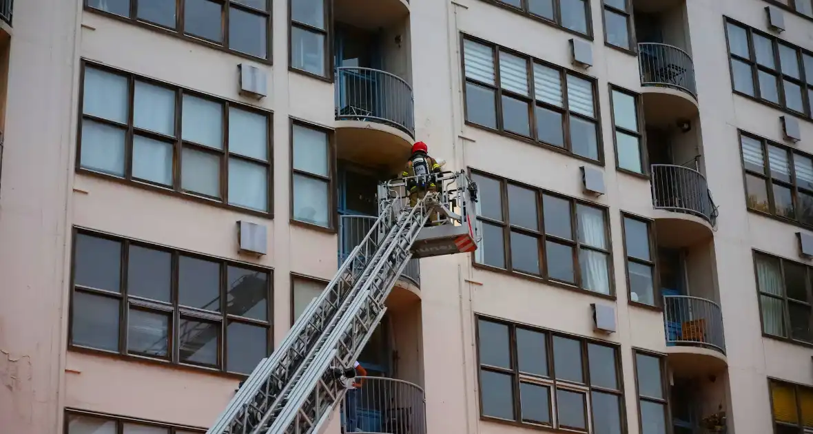 Dode bij grote brand in flat, brandweerlieden onwel - Foto 7