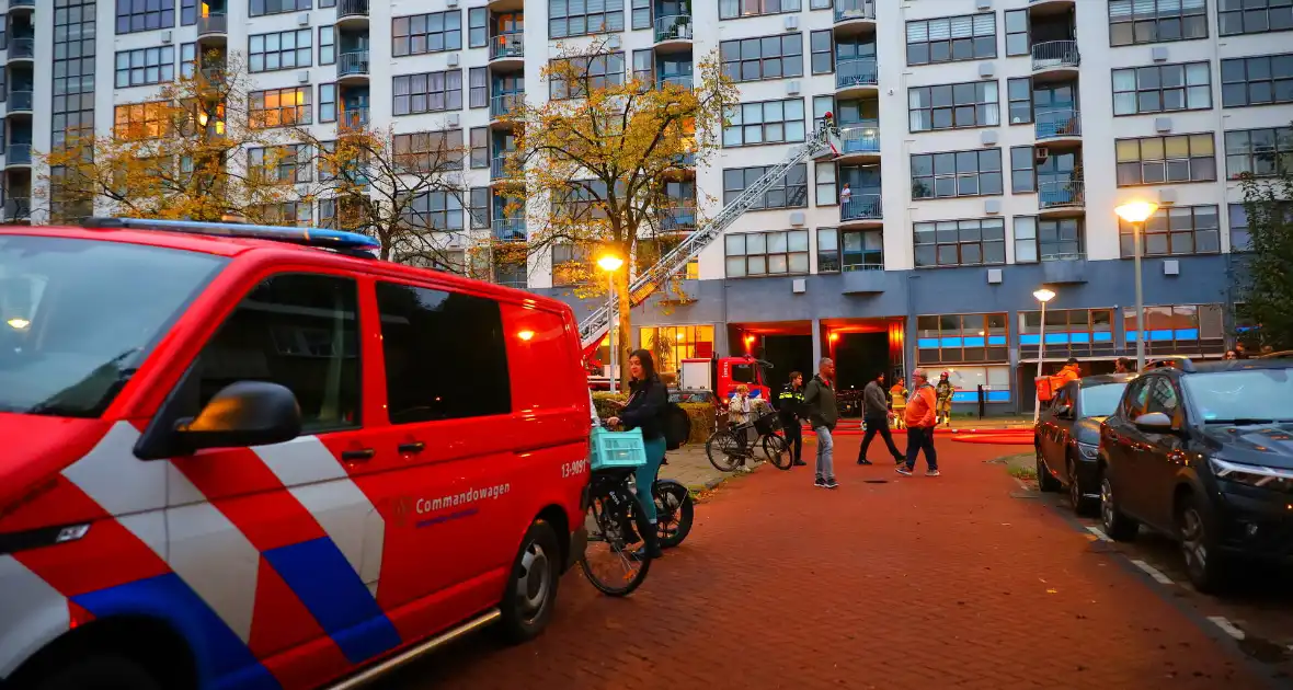 Dode bij grote brand in flat, brandweerlieden onwel - Foto 8