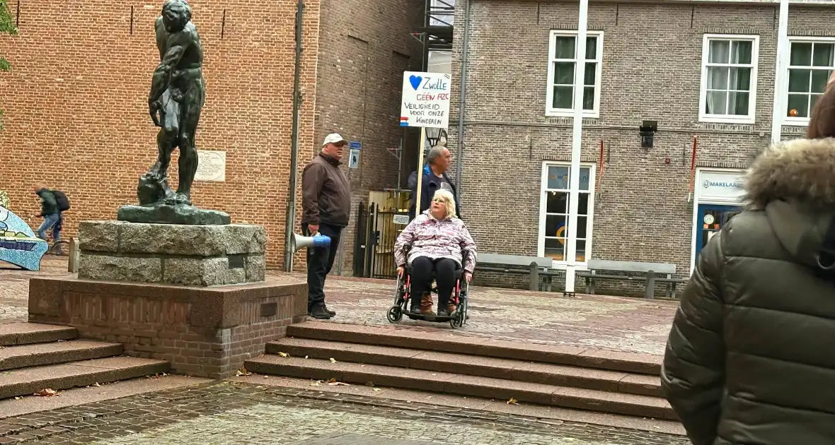 Politie aanwezig bij protest om opvangcentrum - Foto 1