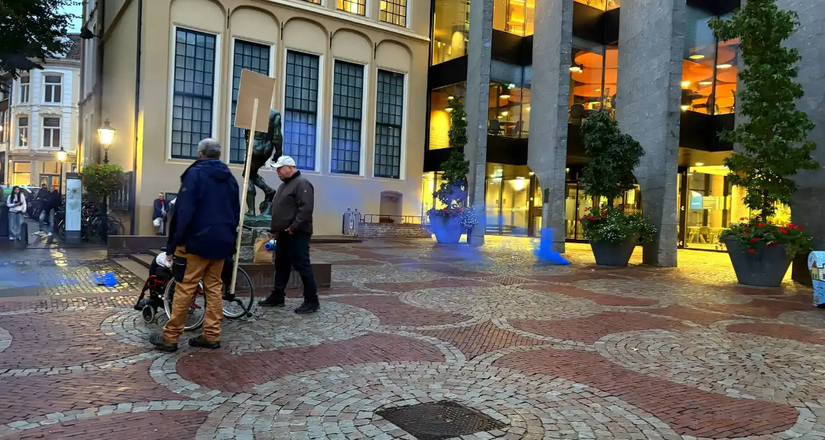Politie aanwezig bij protest om opvangcentrum - Foto 2