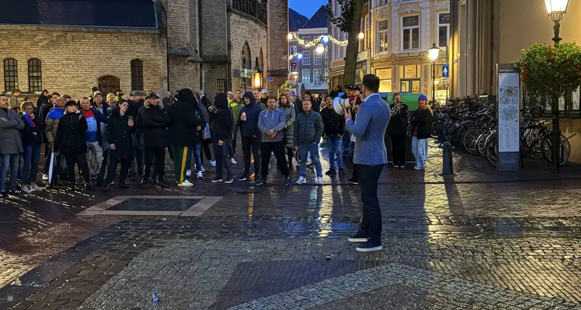 Politie aanwezig bij protest om opvangcentrum - Foto 4