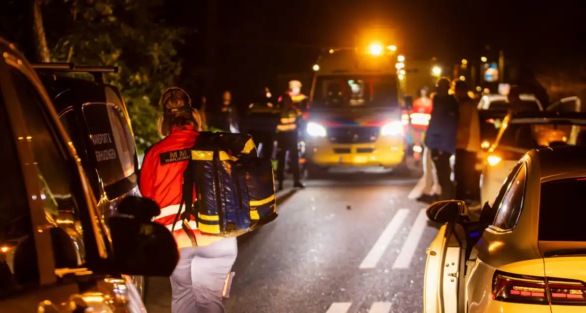 Vrouw ernstig gewond bij aanrijding met auto - Foto 13