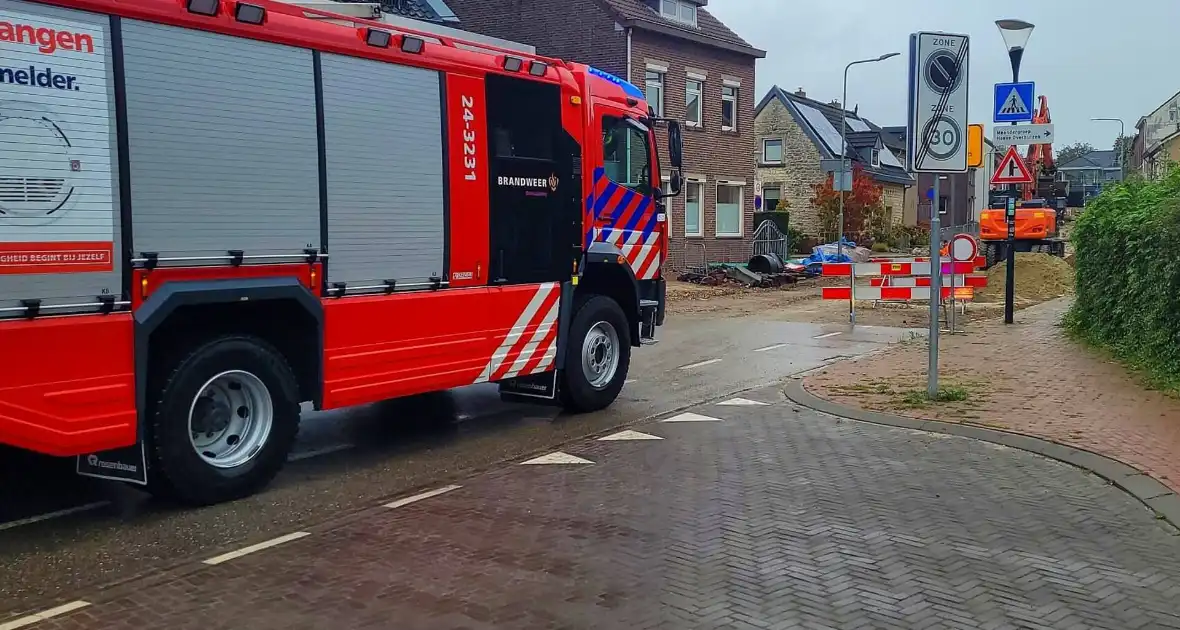 Brandweer ontruimt woningen na gasleidingbreuk
