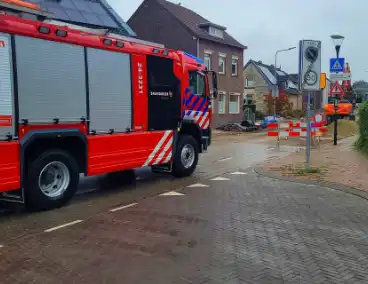Brandweer ontruimt woningen na gasleidingbreuk