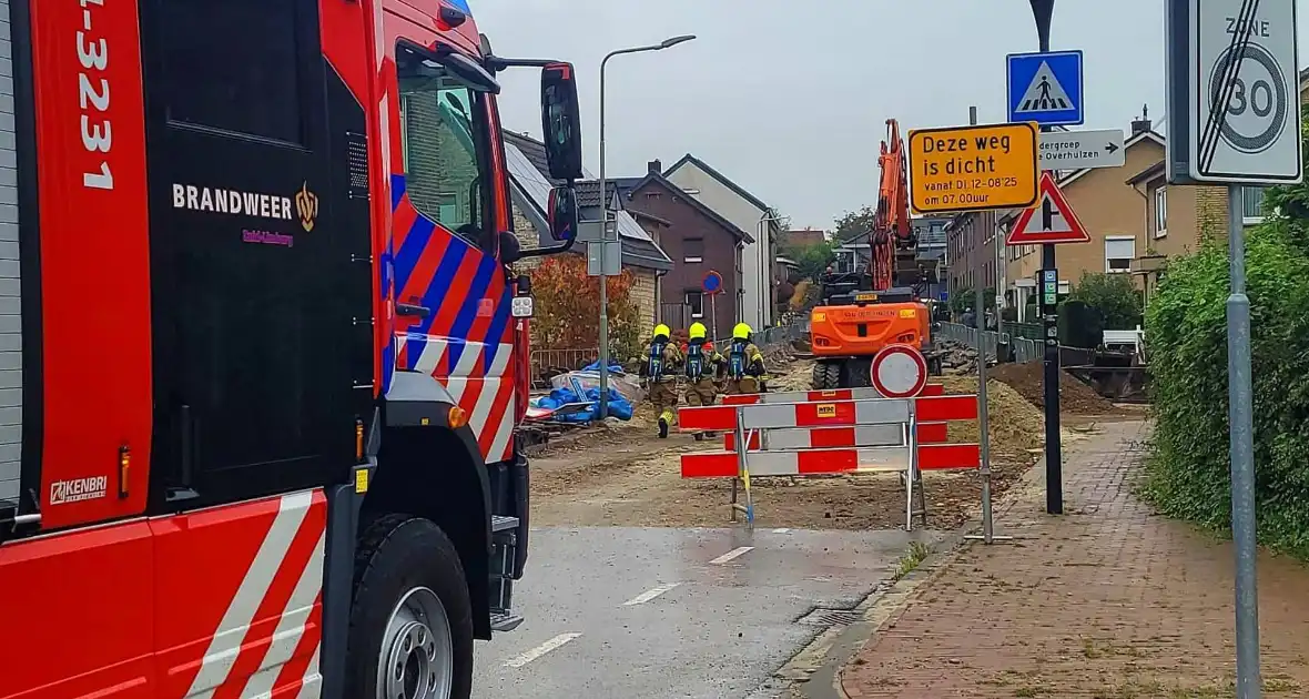 Brandweer ontruimt woningen na gasleidingbreuk - Foto 1
