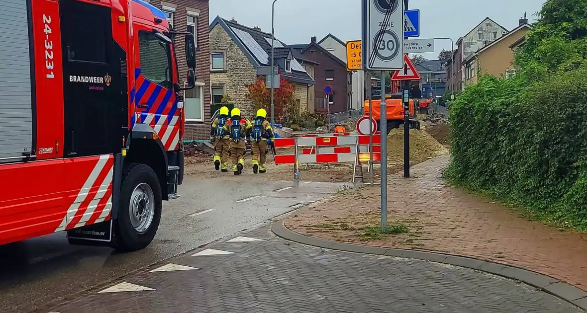 Brandweer ontruimt woningen na gasleidingbreuk - Foto 2