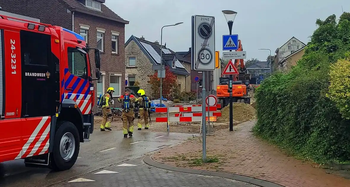 Brandweer ontruimt woningen na gasleidingbreuk - Foto 3