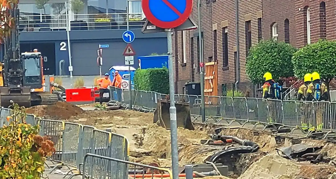 Brandweer ontruimt woningen na gasleidingbreuk - Foto 4