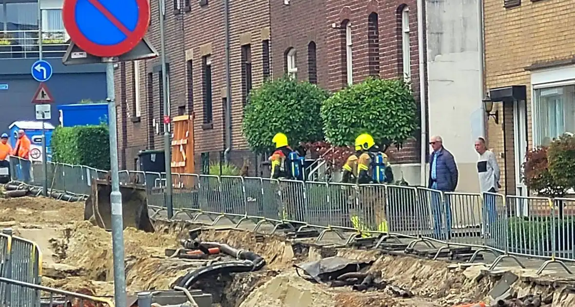 Brandweer ontruimt woningen na gasleidingbreuk - Foto 5