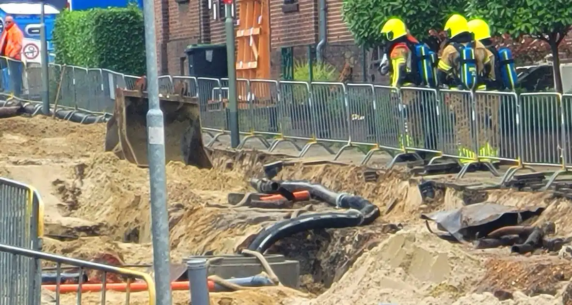 Brandweer ontruimt woningen na gasleidingbreuk - Foto 6