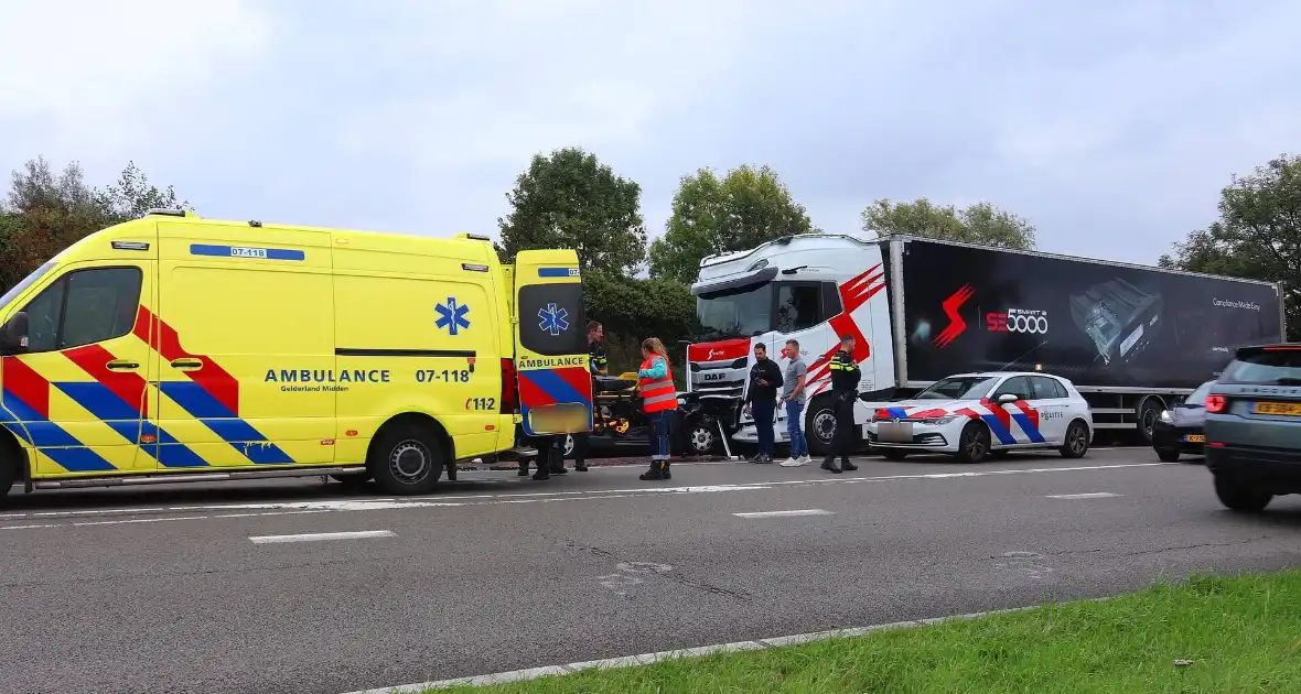 Frontale botsing op geparkeerde vrachtwagen