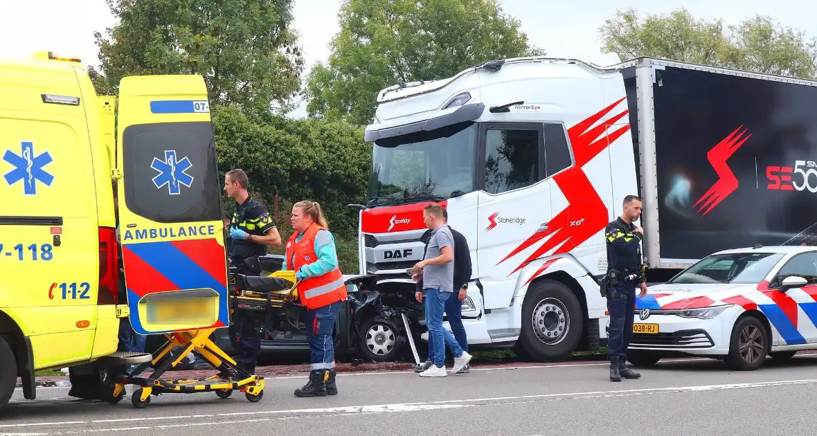 Frontale botsing op geparkeerde vrachtwagen - Foto 1