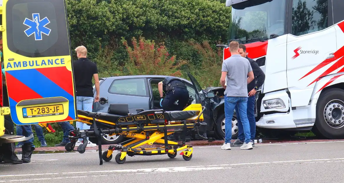 Frontale botsing op geparkeerde vrachtwagen - Foto 2