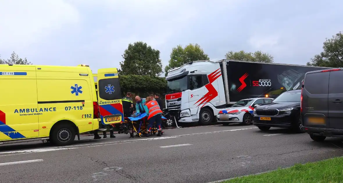 Frontale botsing op geparkeerde vrachtwagen - Foto 3